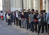 Ciudadanos hacen fila para votar el plebiscito constitucional hoy, en Santiago (Chile).