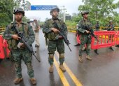 Vigilancia. Miembros de Fuerzas Armadas en el puente Internacional de Mataje, parroquia de San Lorenzo, una de las zonas más conflictivas.