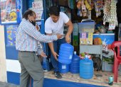 Muchos ciudadanos debieron abastecerse de agua potable a través de bidones que expenden en  las tiendas