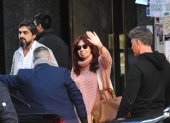 Cristina Fernández de Kirchner saluda a sus simpatizantes mientras sale de su residencia custodiada por un dispositivo de seguridad, en Buenos Aires (Argentina)