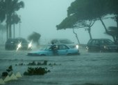 Los Vehículos circulan bajo una intensa lluvia provocada por el paso de la tormenta   Earl. EFE Orlando Barría