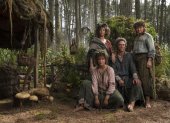 Fotograma cedida por Amazon Studios donde aparecen, de izq. a dcha., Markella Kavenagh como Elanor "Nori" Brandyfoot, Sara Zwangobani como Marigold Brandyfoot, Dylan Smith como Largo Brandyfoot, y Megan Richards como Poppy Proudfellow, durante una escena de la serie "The Lord of the Rings: The Rings of Power".