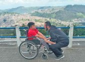 Ariel fue diagnosticado con Duchenne hace cinco años. Su padre ha hecho de todo para ‘comprarle’ más tiempo.