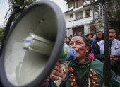 Indígenas ecuatorianos fueron registrados este martes, durante un plantón, en los exteriores de la sede de la Corte Constitucional de Ecuador, en Quito (Ecuador).