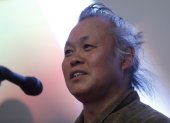 Fotografía de archivo del director de cine surcoreano Kim Ki-duk durante la presentación de su película ""Humano, espacio, tiempo y humano"" en el Festival de Cine de Moscú en abril de 2019.