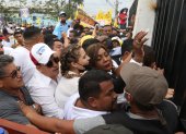 Mayra Montaño, popularmente conocida como La Bombón, quien aspira a reelegirse como concejal de Guayaquil, pugna por ingresar a la Delegación Electoral del Guayas.