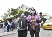 Doña  Cruz María y su hija saliendo del Hospital Eugenio Espejo en Quito.