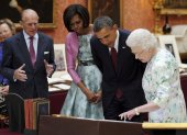 La reina Isabel II (derecha) y su esposo, el príncipe Felipe (izquierda), muestran al espresidente estadounidense Barack Obama (2-derecha) y su esposa Michelle la Colección Real en el Palacio de Buckingham en mayo de 2011.