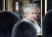 London (United Kingdom).- (FILE) - Britain"s Queen Elizabeth II departs Buckingham Palace for the Queen"s speech at the Opening of Parliament in London, Britain, 18 May 2016 (reissued 08 September 2022). According to a statement issued by Buckingham Palace on 08 September 2022, Britain"s Queen Elizabeth II has died at her Scottish estate, Balmoral Castle, on 08 September 2022. The 96-year-old Queen was the longest-reigning monarch in British history. (Reino Unido, Londres) EFE/EPA/ANDY RAIN *** Local Caption *** 52764357