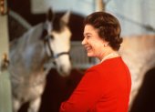 La reina Isabel II de Inglaterra sonrie mientras contempla unos caballos participantes en el Windsor Horse Show (Foto sin fecha, década años 80)