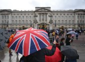 Un hombre hace una foto bajo la lluvia frente al Palacio de Buckingham en Londres este 8 de septiembre.