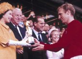 La Reina Isabel II entrega la Copa del Mundo a Booby Moore