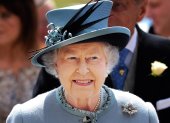La reina Isabel II llega al hipódromo de Epsom Downs, en las afueras de Londres, el 1 de junio de 2013.