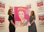 Trabajadoras de la la Phillips Gallery de Londres posan con la obra "Queen Elizabeth II of the United Kingdom (1985)".
