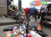 Decenas de personas cotizan y compran artículos usados en mercados del Suburbio de Guayaquil