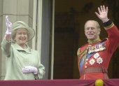 La reina Isabel II y el Duque de Edimburgo saludan desde el Palacio de Buckingham de Londres en junio de 2001.