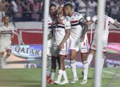 Patrick Bezerra (c) de Sao Paulo celebra junto a sus compañeros el gol de la victoria