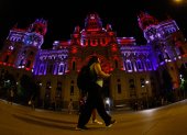 El Palacio de Correos, sede del ayuntamiento de Madrid, se ilumina hoy viernes con los colores de la bandera británica por el fallecimiento de la reina Isabel II de Inglaterra.