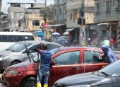 Negocio. Durante las horas de abastecimiento de agua, negocios como las lavadoras informales de carros aprovechan para brindar el servicio lo más rápido que pueden.