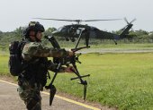 Vigilancia. Un soldado hace volar un  dron para el control de la deforestación.