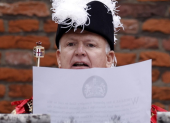 El funcionario conocido como Rey de Armas, David Vines White, lee a la ciudadanía la proclamación de Carlos III como nuevo soberano del Reino Unido.
