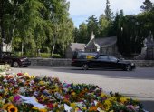 El ataúd de Su Majestad la Reina salió de Balmoral.