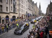 El cortejo fúnebre de la reina Isabel II llega a Edimburgo.