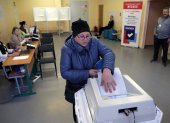 Una mujer vota este domingo en Moscú en las elecciones municipales y regionales rusas.
