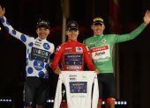 Evenepoel (c), ganador de la Vuelta y mejor Joven; Pedersen (d), ganador de la Regularidad, y Carapaz (i), ganador de la Montaña, en el podio tras la etapa final.