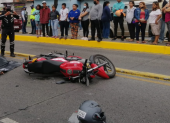 Un motorizado fue impactado por un bus en las calles la 29 y la b. Suburbio de Guayaquil.