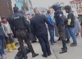 El sospechoso gritaba mientras era sostenido en el piso por varios agentes policiales