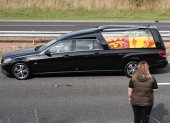 Imagen de 11 de septiembre del coche fúnebre que lleva el ataúd de la reina Isabel II en su camino hacia Edimburgo.