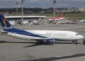 En la pista un avión de Boliviana de Aviación y otro de Avianca.