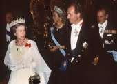 La reina Isabel II de Inglaterra es acompañada por el rey Juan Carlos, junto a la reina Sofía y el duque de Edimburgo, momentos antes de una cena de gala celebrada en el Palacio Real de Madrid en octubre de 1988.