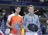 Ruud (d), junto a Carlos Alcaraz durante la premiación de la final del US Open el domingo 11 de septiembre.