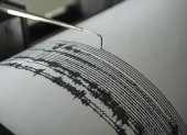 Gráficos de actividad sísmica del monte Semeru en una torre de monitoreo sísmico en Lumajang, en la isla indonesia de Java.