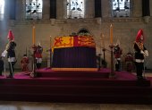 El ataúd que contiene los restos mortales de la reina Isabel II en el Palacio de Westminster en Londres.