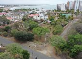 La Victoria. Esta ciudadela tiene años. Es una de las primeras de Playas y está en total abandono. No hay rastro de aceras, allí caminan incluso entre polvo.