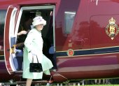 La difunta reina Isabel II baja de un helicóptero en uno de sus viajes en julio de 2002. EFE/EPA/WPA ROTA/STEFAN ROUSSEAU