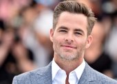 Actor Chris Pine luce sus canas al natural