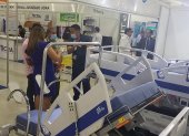 Visitantes a la Medicom 2022 consultan sobre las novedades en camas para salas de hospitales y consultorios.