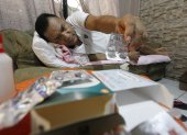 Tito Montoya, afiliado al IESS, muestra las pastillas que requiere para tratar la leucemia.