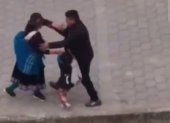 Cañar. Un hombre violento fue filmado cuando agredía a una mujer y su hija en el cantón Tambo.