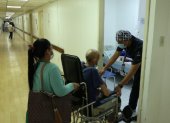 Un enfermero ayuda a un paciente en un hospital público. Según sus impulsores, la Ley de Carrera Sanitaria también los incluye.