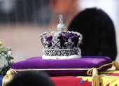 La Corona del Estado Imperial descansa sobre el ataúd que contiene el cuerpo de la difunta reina Isabel II este 14 de septiembre.