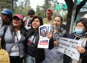 Elizabeth Otavalo junto a familiares y amigos de María Belén Bernal, desaparecida el 11de septiembre exigen justicia en las afueras de la Unidad de Flagrancia