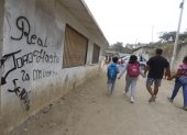 En las paredes de la escuela se leen los alias de criminales. Para evitar el contacto con delincuentes, se cerraron ventanales. Por eso, algunos padres ya no dejan solos a sus hijos