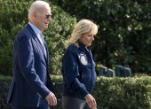 El presidente de EE.UU., Joe Biden, y la primera dama estadounidense, Jill Biden, salen de la Casa Blanca, este 17 de septiembre de 2022, en Washington.