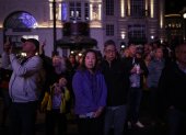 Un grupo de personas guardan un minuto de silencio por la reina Isabel II en Piccadilly Circus en Londres