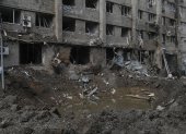 Un cráter junto al edificio del hotel dañado tras un bombardeo en la ciudad ucraniana oriental de Kramatorsk, en la región de Donetsk, este 18 de septiembre.